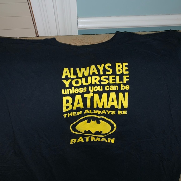 Batman logo men’s graphic tee shirt large 🤟 - Picture 3 of 11